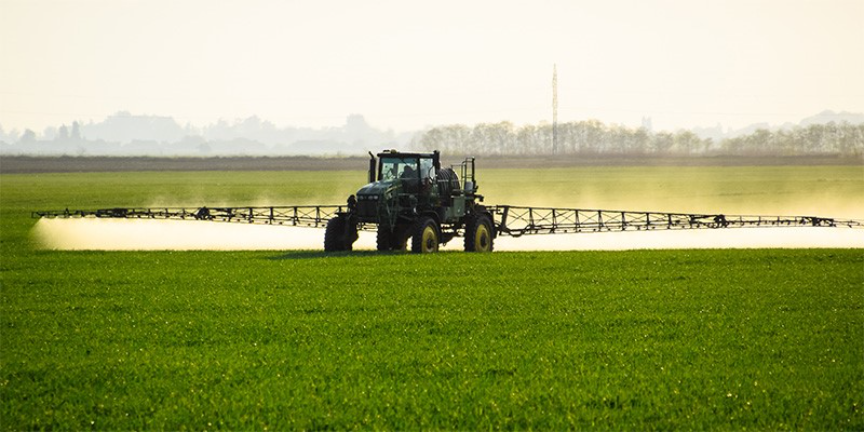 https://asm-agro.ru/storage/app/media/uploaded-files/tractor-with-help-sprayer-sprays-liquid-fertilizers-young-wheat-field.jpg